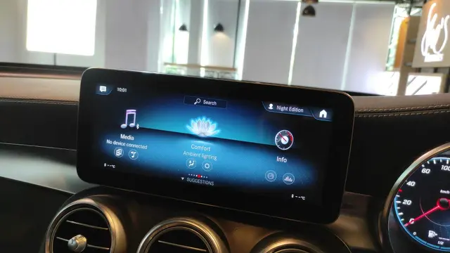 Sistem hiburan Mercedes-Benz 200 AMG Line Night Edition dilengkapi konektivitas smartphone (AriefA/Liputan6.com)