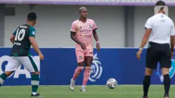 Pemain Madura United, Hugo Gomes Dos Santos Silva (tengah) menggiring bola saat bertadning melawan Persikabo 1973 dalam pertandingan BRI Liga 1 2021/2022 di Stadion Indomilk Arena, Tangerang, Jumat (3/9/2021). Persikabo 1973 bermain imbang atas Madura United 1-1. (Bola.com/Ikhwan Yanuar)