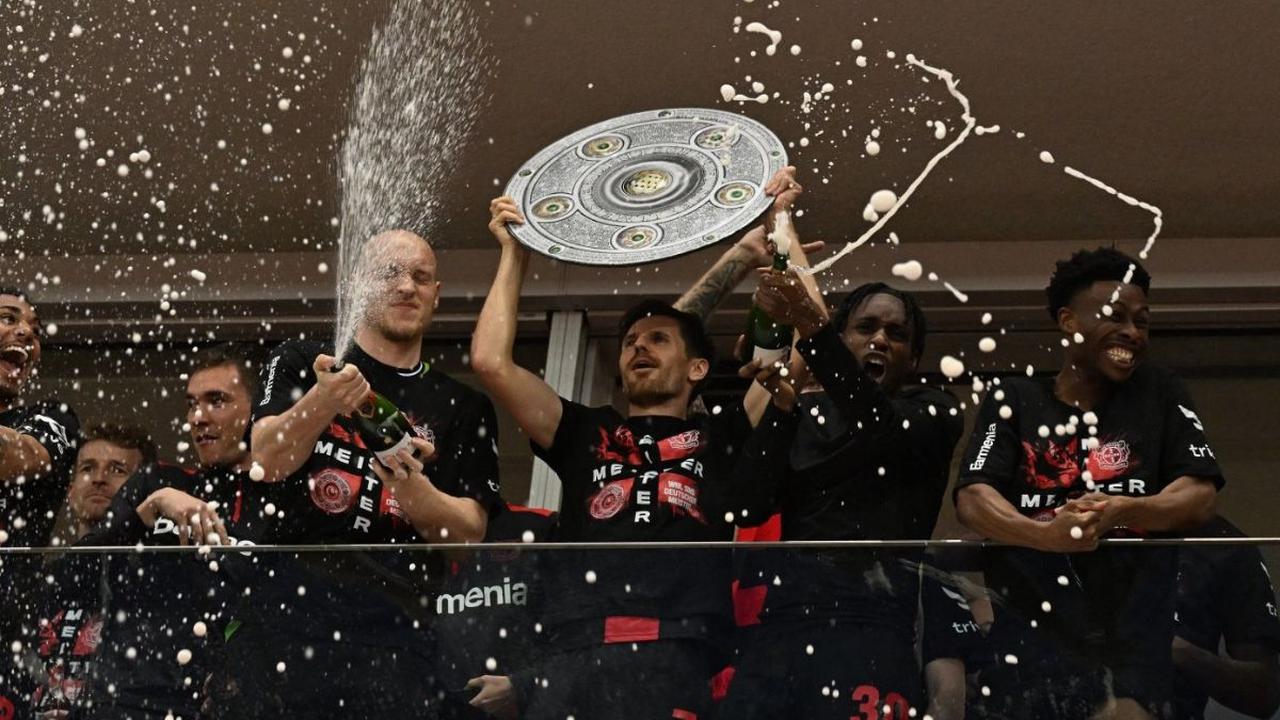 Para pemain Bayer Laverkusen mengangkat mock-up trofi Bundesliga seusai pertandingan melawan&nbsp;Werder Bremen dalam pekan ke-29 Bundesliga 2023/2024 di Leverkusen, Jerman, Minggu (14/4/2024). Bayer Leverkusen berhasil meraih gelar juara Bundesliga untuk