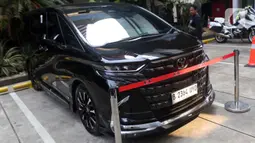 Mobil mewah tersebut disita usai tim penyidik KPK melakukan penggeledahan rumah dinas eks Wamenaker Immanuel Ebenezer di kawasan Pancoran, Jakarta Selatan, Selasa (26/8/2025). (Liputan6.com/Helmi Fithriansyah)