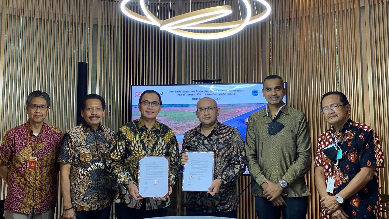 Sinar Mas Land kembali menjalin kerja sama dengan PT Chandra Asri Petrochemical Tbk (Chandra Asri) dalam pemanfaatan aspal dari sampah plastik
