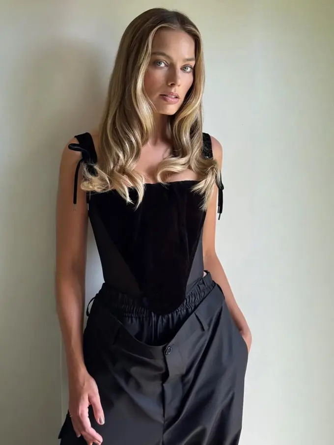 Cara Keren Margot Robbie Padukan Corset dan Baggy Pants