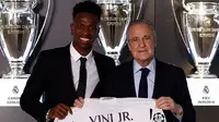 Pemain Real Madrid, Vinicius Junior bersama Presiden Klub Florentino Perez usai sang pemain resmi memperpanjang kontrak baru. (Instagram Real Madrid)