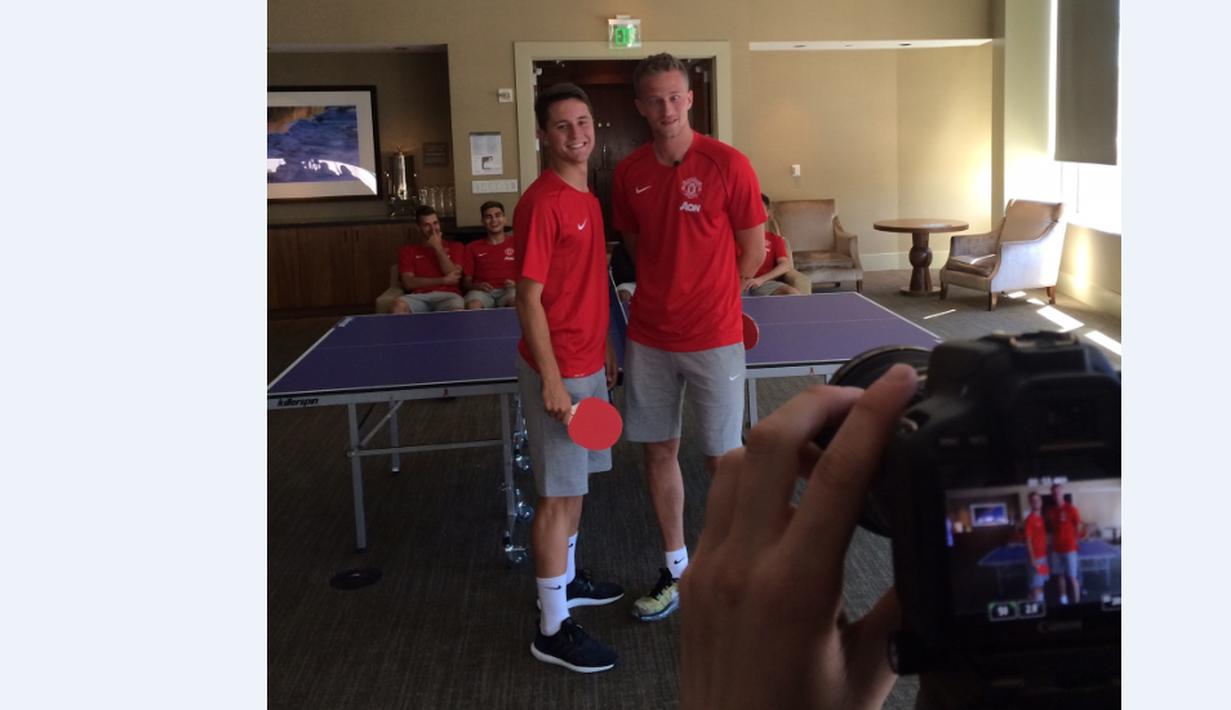 Ander Herrera dan Anders Lindegaard menghabiskan waktu senggang di sela-sela tur pra musim Manchester United di Amerika Serikat dengan bermain tenis meja. (Manutd.com)