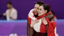 Tessa Virtue dari Kanada bersama pasangannnya Scott Moir merayakan selebrasi usai meraih kemenangan pada Olimpiade Musim Dingin Pyeongchang 2018 di Gangneung Ice Arena di Gangneung (20/2). (AP Photo/David J. Phillip)