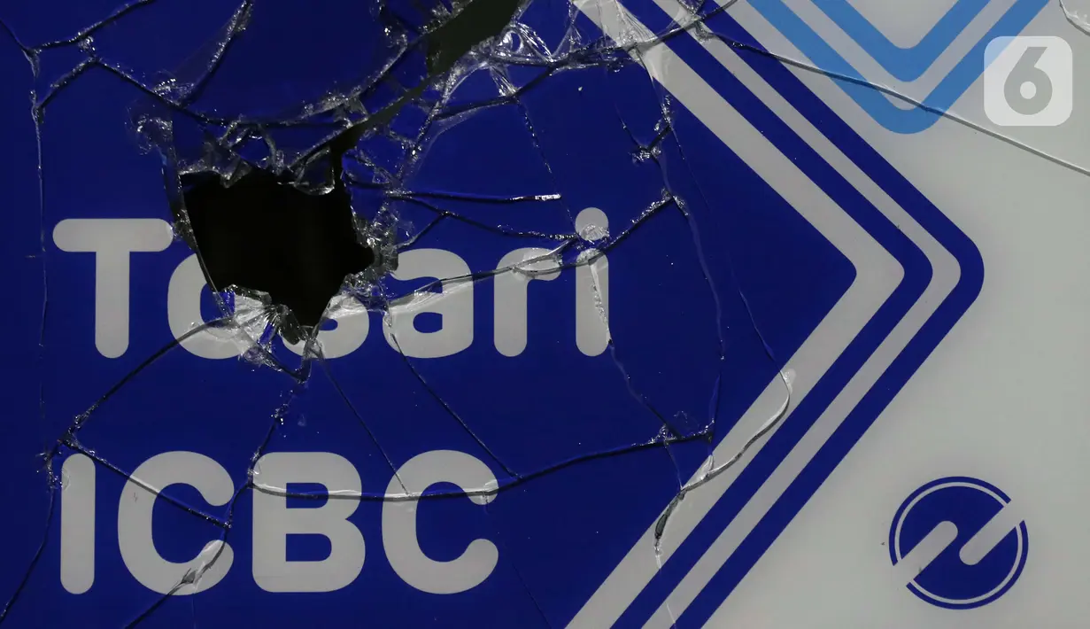 Kaca halte bus transjakarta Tosari ICBC di Jalan Jenderal Sudirman terlihat rusak parah, Jakarta, Kamis (8/10/2020). Unjuk rasa menentang disahkannya Omnibus Law UU Cipta Kerja berujung aksi anarkis merusak berbagai fasilitas umum. (Liputan6.com/Helmi Fithriansyah)