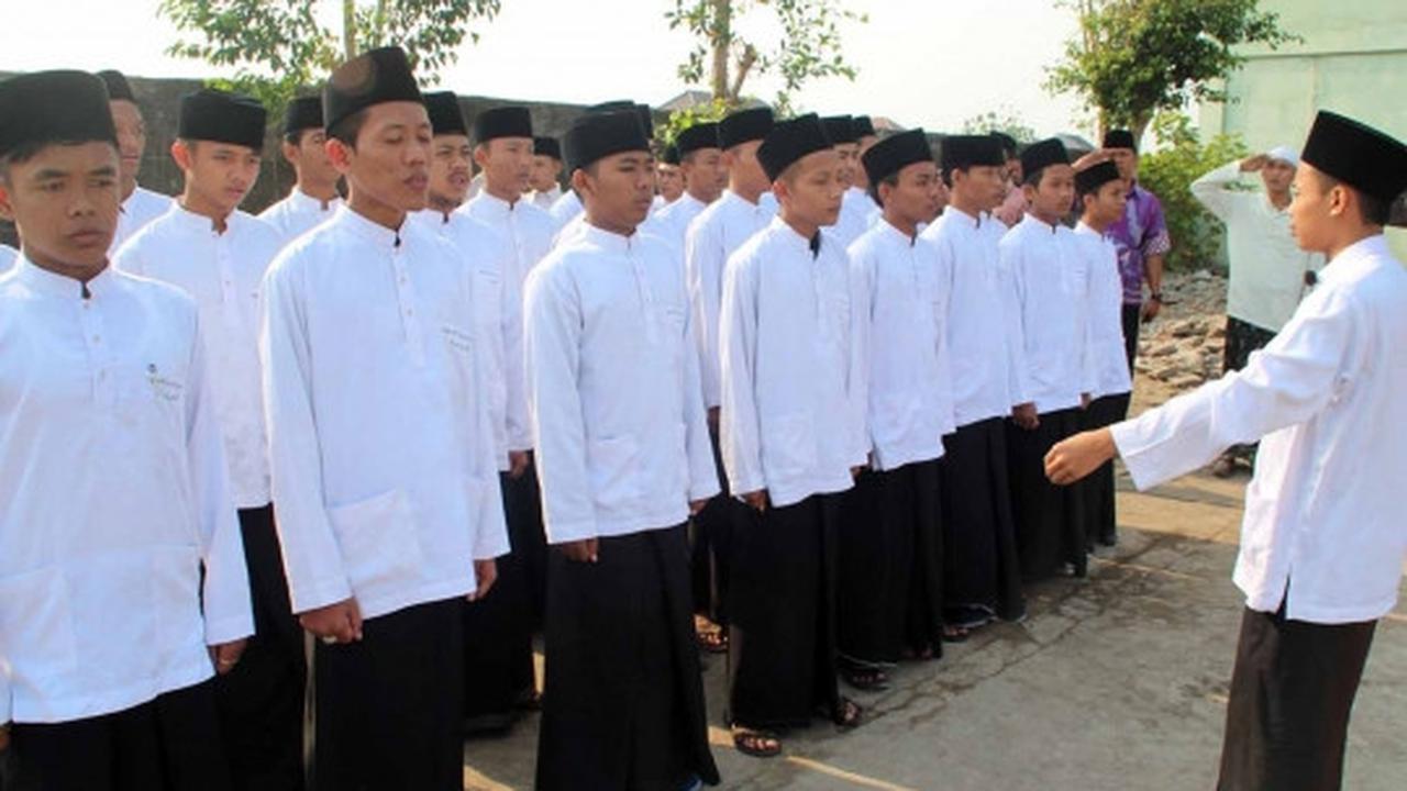Hari Santri Nasional, ribuan santri di Kediri upacara pakai sarung