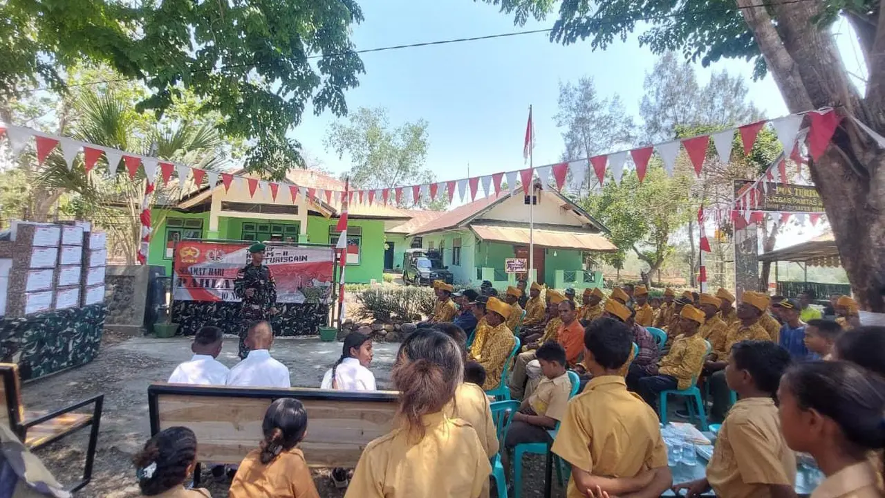 Satuan Tugas (Satgas) Pengamanan Perbatasan atau Pamtas Pamtas Republik Indonesia (RI)-Republik Demokratik Timor Leste (RDTL) Sektor Timur Kompi Pengamanan II Yonif 742/SWY dalam rangka memperingati Hari Pahlawan (10/11) berkolaborasi bersama dengan apara