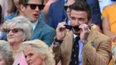 Mantan pesepak bola Inggris, David Beckham menyaksikan babak semifinal Grand Slam Wimbledon di All England Lawn Tennis Club, Kamis (11/7/2019). David Beckham menjadi saksi petenis Rumania Simona Halep lolos ke final usai menang atas Elina Svitolina dari Ukraina 6-1, 6-3. (Mike Egerton/POOL/AFP)