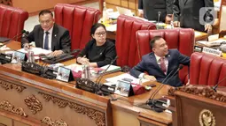 Ketua DPR Puan Maharani (tengah) bersama Wakil Ketua DPR RI Sufmi Dasco Ahmad (kanan) dan Lowedijk F. Paulus (kiri) saat Rapat Paripurna ke-10 masa persidangan II tahun 2022-2023 di Kompleks Parlemen, Senayan, Jakarta, Selasa, (17/11). Rapat Paripurna DPR RI mengesahkan pembentukan provinsi Papua Barat Daya. (Liputan6.com/Angga Yuniar)