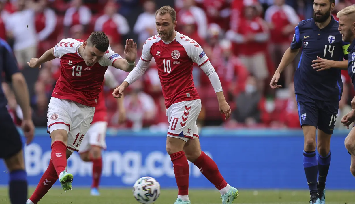 Pada menit ke-7 Jonas Wind (kiri) sudah membuka peluang bagi Denmark lewat sepakan keras yang masih dapat ditepis kiper Finlandia, Lukas Hradecky. (Foto: Friedemann Vogel/Pool)