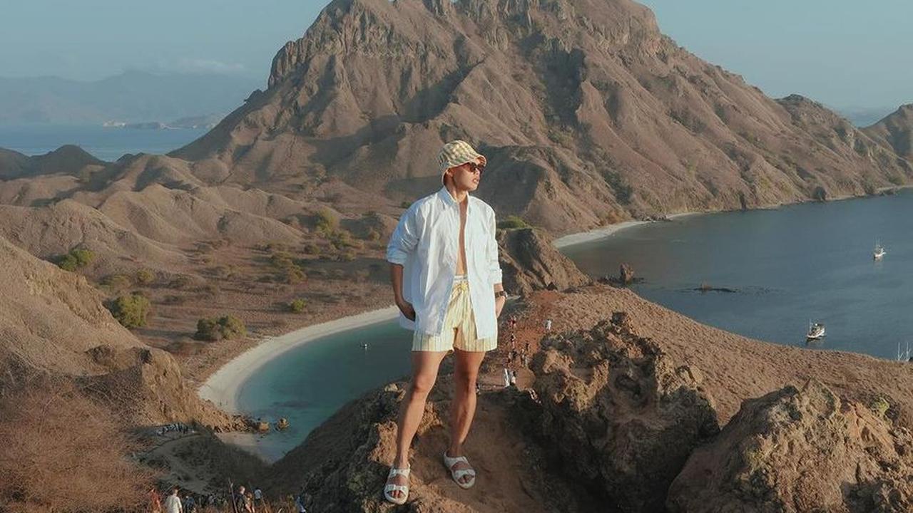 8 Potret Wanda Hara Main di Pantai, Dipuji Keren karena Tampil Makin Maskulin