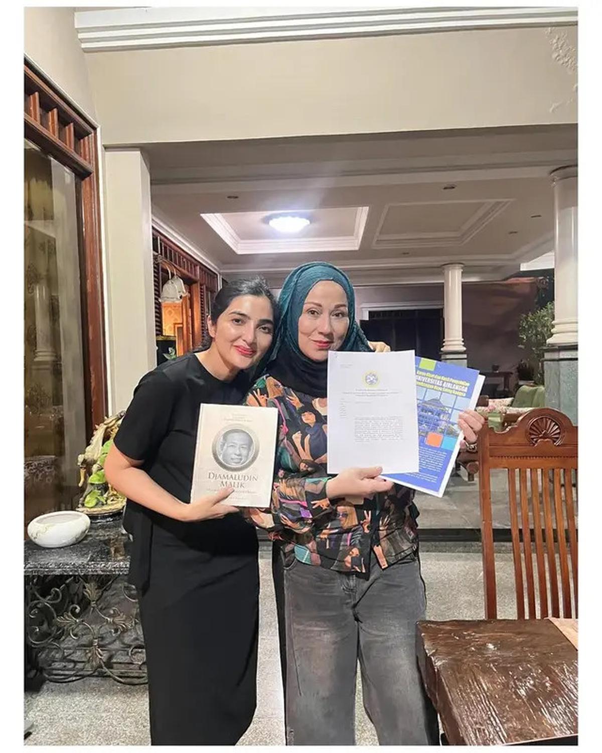 5 Potret Teras Semi Terbuka Rumah Camelia Malik, Bernuansa Klasik dan Tropis