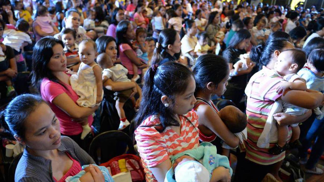 Menyusui massal di Filipina. (Japan Times)