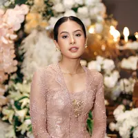 Lewat unggahan Instagramnya, Maudy Ayunda membagikan potret penampilannya kala menjadi bridesmaid pernikahan sahabatnya. [@maudyayunda]