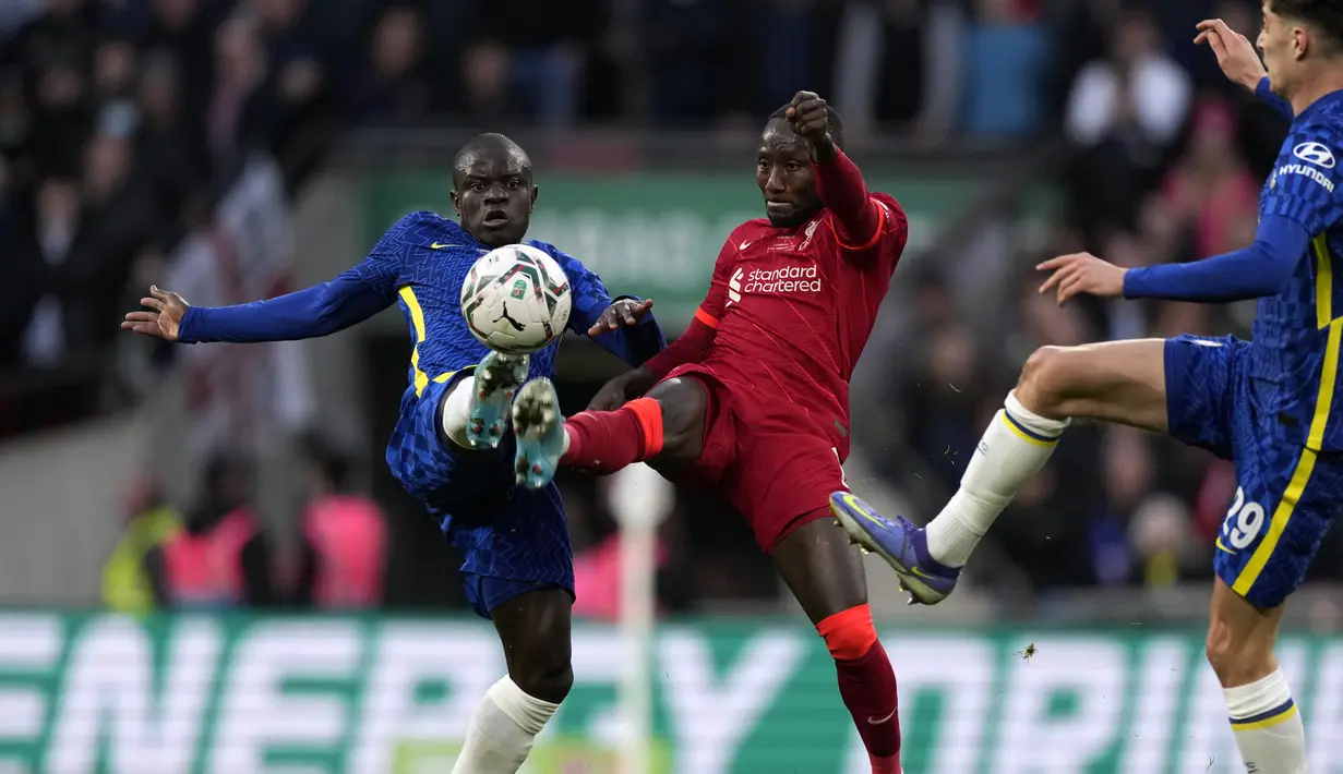 Gelandang Chelsea, N'Golo Kante berebut bola dengan gelandang Liverpool, Naby Keita dalam pertandingan final Piala Carabao Cup di Stadion Wembley, London, Senin (28/2/2022). Liverpool memenangkan adu penalti 11-10 setelah pertandingan berakhir imbang 0-0. (AP Photo/Alastair Grant)