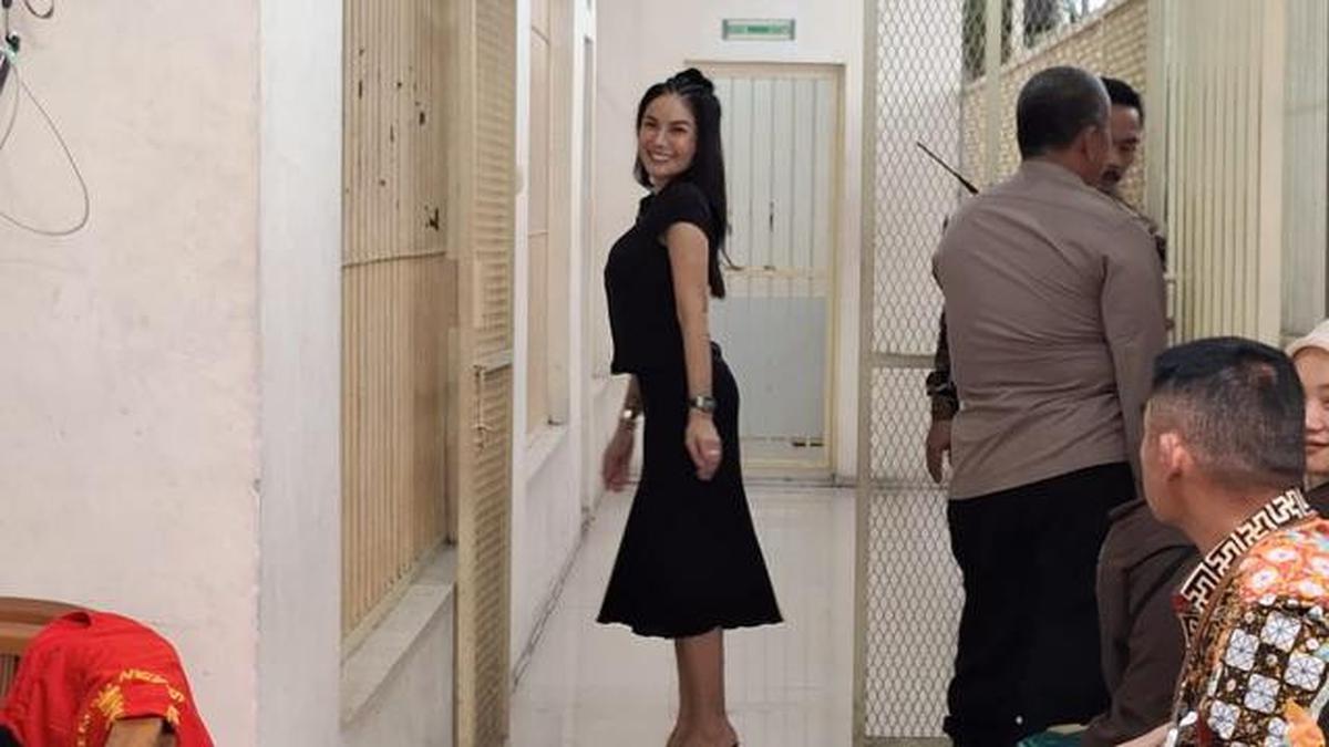 Nikita Mirzani Ceria Jelang Sidang Putusan Dugaan Pemerasan dan TPPU, Sempat Lenggak-lenggok bak Model