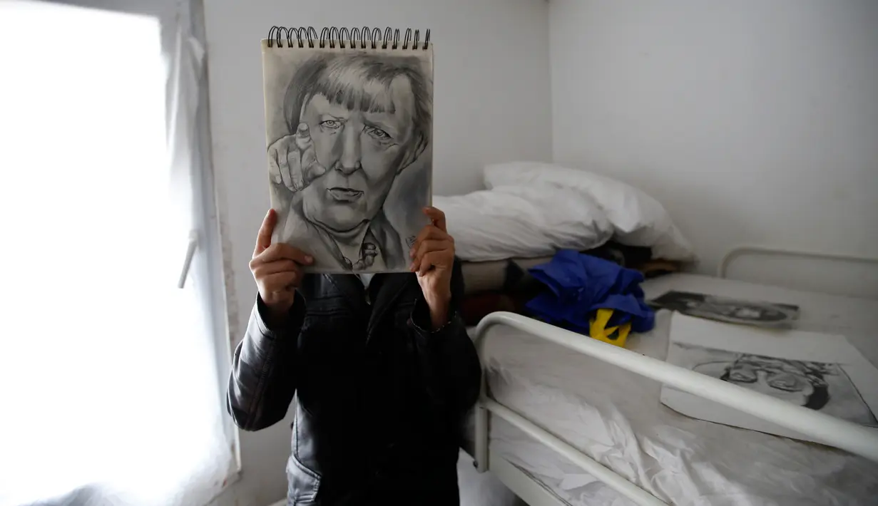 Farhad Nouri berfoto dengan lukisan Kanselir Jerman Angela Merkel yang dibuatnya, di kamarnya di dekat Belgrade, Serbia, 13 Maret 2017. Bocah Afganistan berusia 10 tahun ini dikenal dengan julukan Little Picasso karena bakat seninya. (AP/Darko Vojinovic)