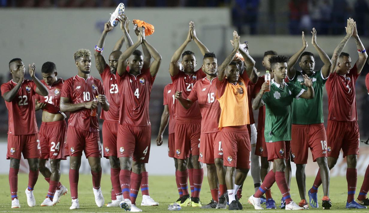 Para pemain Panama memberikan salam kepada penggemar usai melawan Irlandia Utara pada laga uji coba di Panama City, (29/5/2018). Panama dan Irlandia Utara bermain imbang 0-0. (AP/Arnulfo Franco)