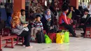 Calon pemudik menanti bis antar kota antar provinsi di Terminal Kampung Rambutan, Jakarta,  Sabtu (24/6). Hingga H-1 Lebaran 2017, pemudik terus berdatangan di Terminal Kampung Rambutan.  (Liputan6.com/Helmi Fithriansyah)