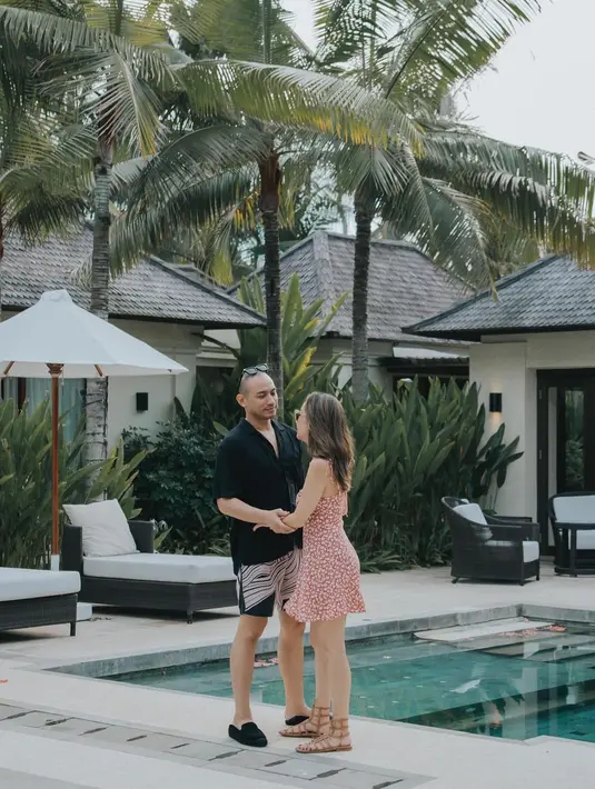 Sementara Tiko pilih terlihat simple dengan kemeja dan celana pendek hitam [@tikoaryawardhana]