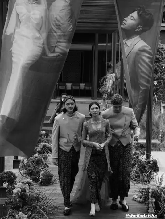 Prosesi acara lamaran Vidi Aldiano dan Sheila Dara Aisha tersebut, berlangsung secara tertutup dan hanya dihadiri pihak keluarga serta sahabat dekat mereka. (Instagram/candisoeleman).