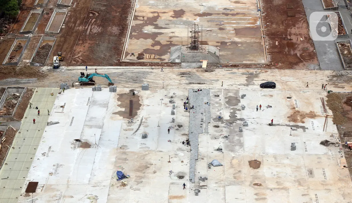 Aktivitas pengerjaan proyek revitalisasi Taman Sisi Selatan Monumen Nasional dilihat dari ketinggian, Jakarta, Minggu (19/1/2020). Proses revitalisasi dimulai dengan penebangan ratusan pohon di taman selatan Monas dan menjadikan kawasan tersebut terlihat gersang. (Liputan6.com/Helmi Fithriansyah)