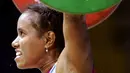 Atlet Indonesia, Raema Lisa Rumbewas sat bertanding dalam kompetisi angkat besi kelas 53 kg (grup A) putri Olimpiade di Nikaia Olympic Weighlifting Hall, Athena, 15 Agustus 2004. Rumbewas berada di posisi kedua. (FAYEZ NURELDINE/AFP)