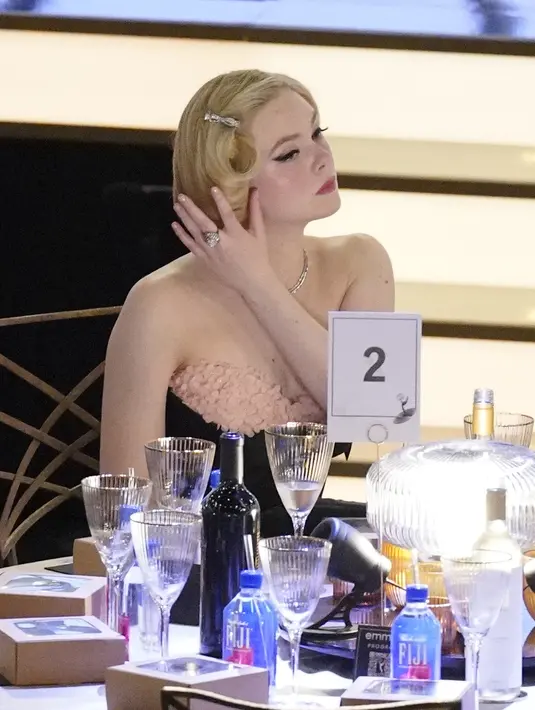 Elle Fanning duduk di antara penonton sebelum dimulainya ajang Emmy Awards ke-74 di Microsoft Theater di Los Angeles, Amerika Serikat (12/9/2022). Elle Fanning tampaknya mengadopsi gaya perempuan di era 1950-an. (AP Photo/Mark Terrill)
