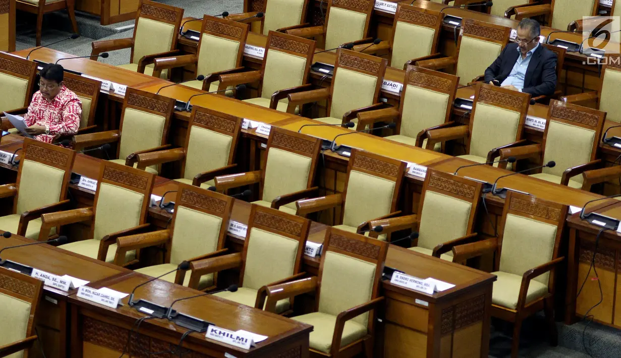 Suasana saat Rapat Paripurna ke-26 Masa Sidang V Tahun 2017-2018 di Kompleks Parlemen, Senayan Jakarta, Jumat (25/5). DPR menyetujui RUU atas UU 15/2003 tentang Penetapan Perppu 1/2002 tentang Pemberantasan Terorisme. (Liputan6.com/JohanTallo)