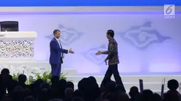 Presiden Joko Widodo bersalaman dengan Ketua Pleno Pertemuan Tahunan IMF World Bank Group Petteri Orposat rapat pleno Pertemuan Tahunan IMF - World Bank Group Tahun 2018 di Nusa Dua, Bali, Jumat (12/10). (Liputan6.com/Angga Yuniar)