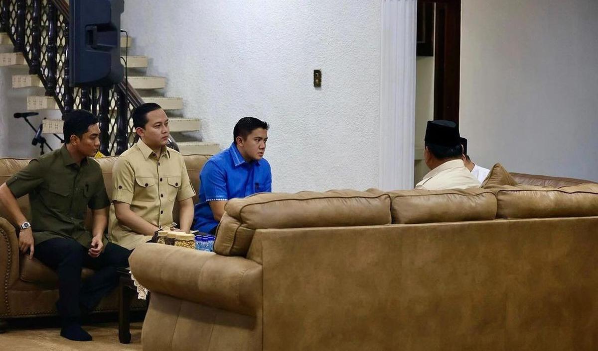 Pada kesempatan tersebut, Rizky dan kedua ajudan lainnya tampil prima dalam balutan kemeja rapi.
