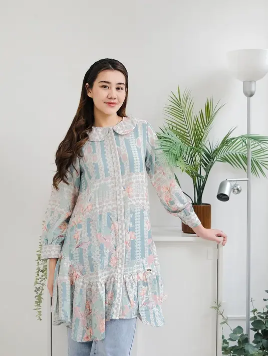 Gaya Aaliyah Massaid dengan tunik satu ini bisa jadi inspirasi untuk outfit bukber dan Lebaran hari ke-2 nih. Padu padan tunik dan jeans beri kesan kasual dan santai. [@aaliyah.massaid]