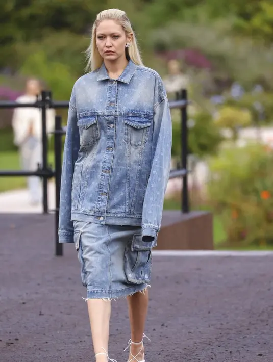 Gigi Hadid di peragaan busana Givenchy untuk koleksi ready-to-wear Musim Semi/ Panas 2023. (Foto: Vianney Le Caer/Invision/AP)