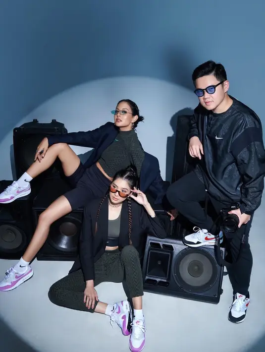 Masing-masing tampil dengan gaya yang fierce sambil pamer perut rata yang bikin iri [@aurelie]