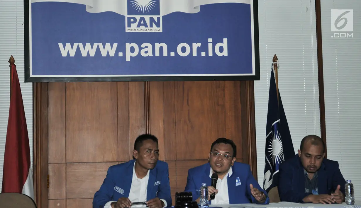 Wakil Ketua Komisi IX DPR RI Saleh Daulay (tengah) menyampaikan keterangan saat konferensi pers terkait tenaga kerja asing (TKA) di Kantor DPP PAN, Jakarta, Selasa (1/5). (Merdeka.com/Iqbal S Nugroho)
