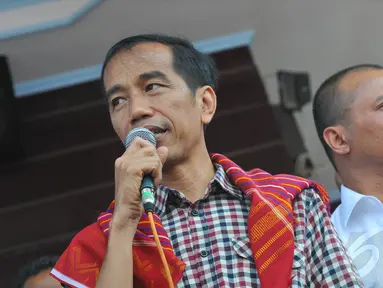 Capres Jokowi menyambangi lokasi pengungsian warga terdampak erupsi Gunung Sinabung, Sumatra utara, Selasa (10/6/2014) (Liputan6.com/Herman Zakharia)