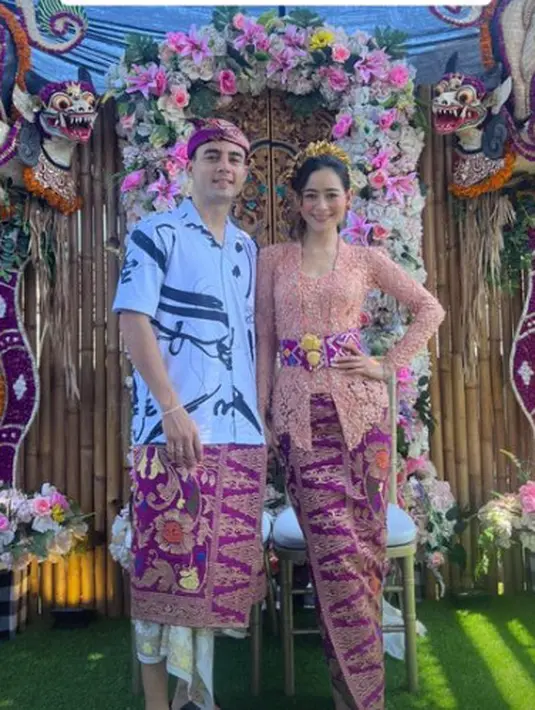 Resepsi kedua hanya digelar di rumah dengan outfit sederhana. Laura kenakan kebaya Bali dan kain tenun, sementara Indra kenakan kemeja dan kain tenun yang senada [@laura_theux]