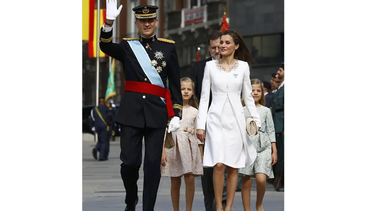 Raja Felipe VI (kiri) bersama Ratu Letizia dan kedua putrinya berjalan menuju ruang upacara pelantikan di gedung kongres, Madrid, Spanyol, (19/6/2014). (REUTERS/Sergio Barrenechea)  