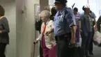 Alasannya sederhana, ia ingin merasakan diborgol dan masuk ke penjara.