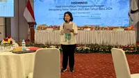 Deputi Bidang Pengawasan Pangan Olahan BPOM Rita Endang membagikan tips dan trik dalam memilih produk yang baik untuk parsel Nataru, Jakarta (21/12/2023). Foto: Liputan6.com/Ade Nasihudin.