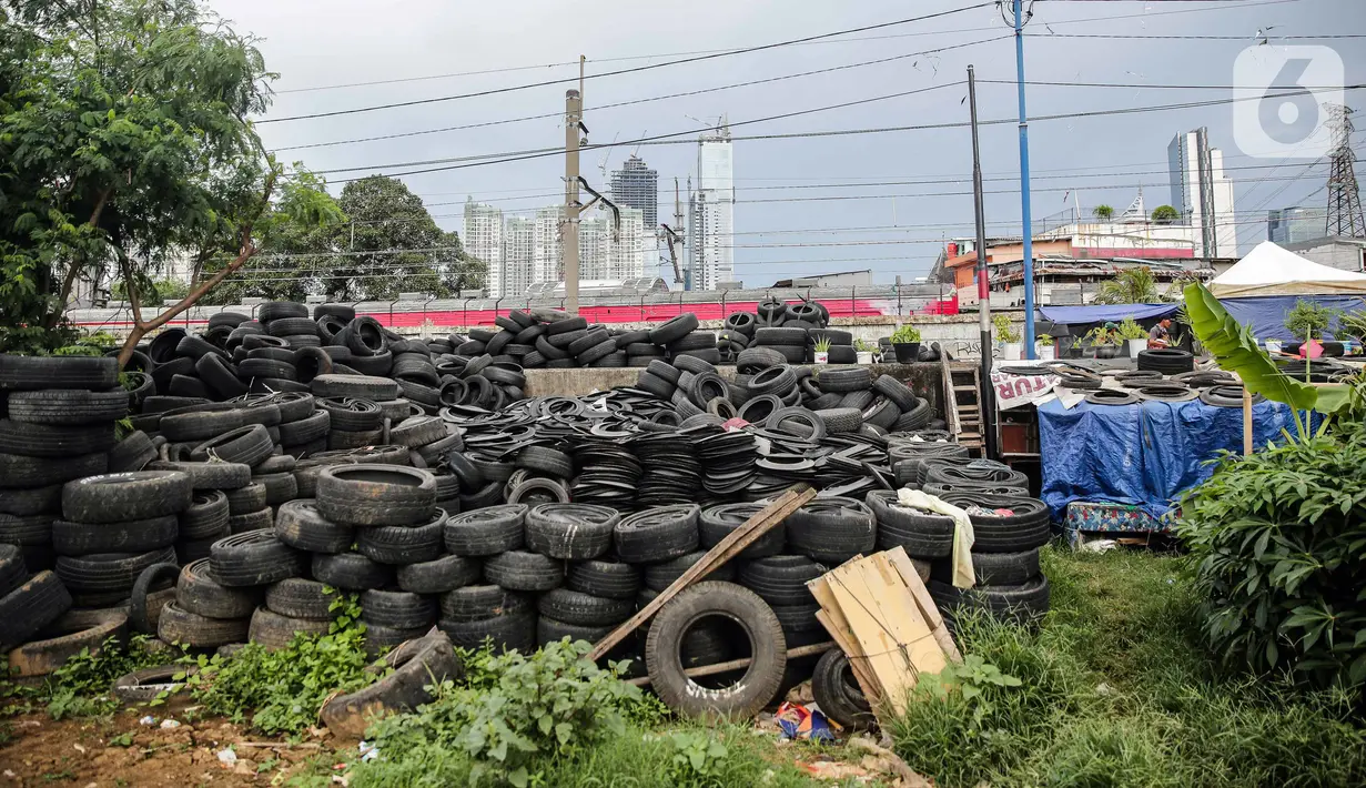 Tumpukan ban mobil bekas terlihat di kawasan Petamburan, Jakarta, Minggu (12/12/2021). Ban bekas ini nantinya akan dilebur untuk dijadikan minyak serta bahan baku pembuatan aspal. (Liputan6.com/Faizal Fanani)