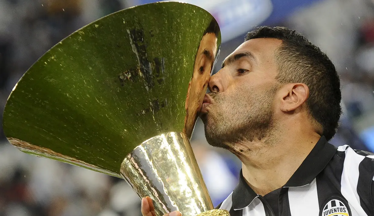Penyerang Juventus, Carlos Teves mencium trofi di tengah perayaan gelar juara Serie A 2014-15 di Juventus Arena, Italia, (23/5/2015). Ini merupakan Gelar ke-31 Juventus di Serie A. (Reuters/Giorgio Perottino)