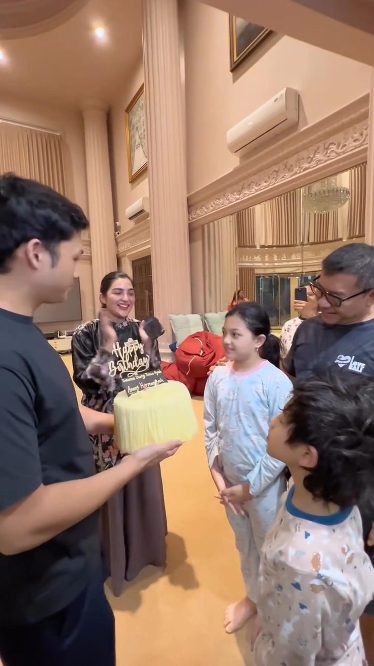 5 Potret Kejutan Ulang Tahun Ashanty dan Anak ke Anang Hermansyah, Dilakukan saat Sahur