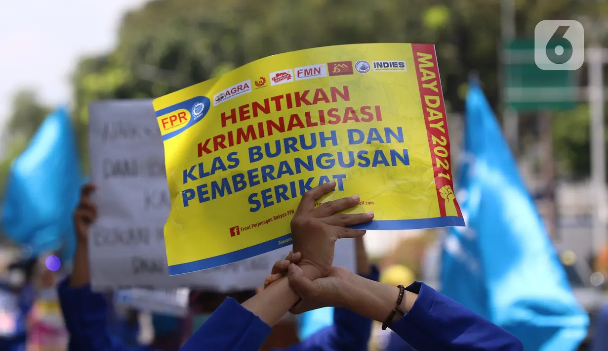 Salah satu poster yang dibawa oleh buruh dalam aksi memperingati Hari Buruh Internasional atau May Day di Jakarta, Sabtu (1/5/2021). Dalam aksinya mereka meminta pemerintah untuk mencabut Omnibus Law dan memberlakukan upah minimum sektoral (UMSK) 2021. (Liputan6.com/Angga Yuniar)