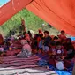 Warga beristirahat di bawah tenda di sebuah lapangan terbuka di Mbay, Nagekeo, Nusa Tenggara Timur, Senin, 17 Agustus 2026, (AFP/ Juni Kriswanto)
