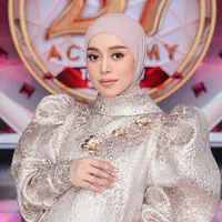 Lesti Kejora kini tengah hamil anak ke-3. Meski sedang hamil dan mengurus kedua anak-anaknya, ia tetap eksis di acara-acara dangdut. [@lestikejora]