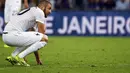 Pemain depan Perancis, Karim Benzema, tercenung usai ditahan imbang Ekuador 0-0 di laga penutup penyisihan Piala Dunia 2014 Grup E di Stadion Maracana, Rio de Janeiro, (26/6/2014). (REUTERS/Kai Pfaffenbach)