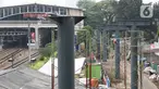 Pekerja sedang menyelesaikan pembangunan Skywalk di hatle transjakarta  koridor 8 di kawasan Kebayoran lama, Jakarta, Rabu (24/8/2022). Pengerjaan skywalk sepanjang 500 meter  akan di hubungkan ke halte transjakarta koridor 8, koridor 13 dan stasiun kebayoran yang berlangsung sejak Maret 2022 yang di targetkan akan rampung pada bulan oktober 2022, saat ini sudah mencapai 30 persen. (Liputan6.com/Herman Zakharia)