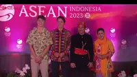 Perdana Menteri Justin Trudeau didampingi sang anak, Xavier Trudeau, menghadiri Gala Dinner KTT ASEAN 2023 di Hutan Kota Plataran, Jakarta, Rabu (6/9/2023). (Liputan6/Benedikta Miranti)
